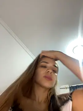 Snapshot of Sara__Secret chatting on November 18, 2:39 am Sara Secret online show from November 18, 2:39 am