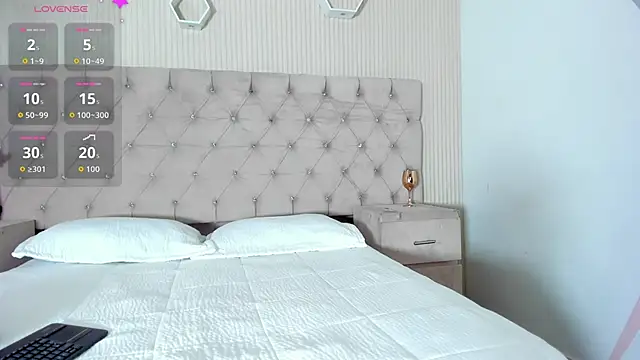 ZarinaWynne online show from May 11, 1:39 pm