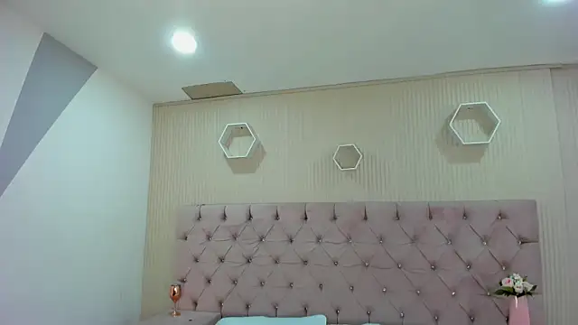 ZarinaWynne online show from May 18, 2:23 pm
