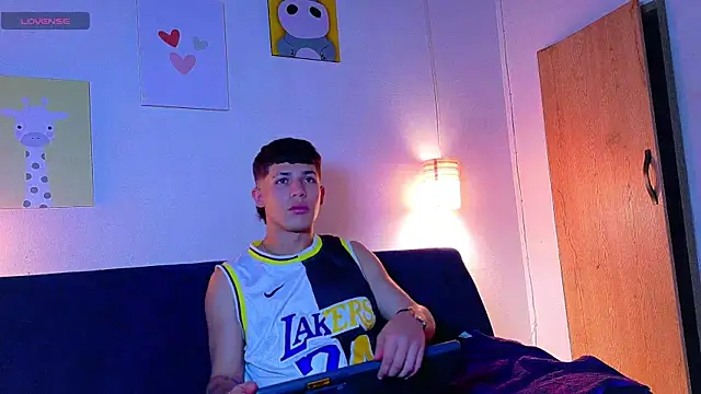 Snapshot of latiin_boy21 chatting on November 7, 5:46 pm latiin boy21 online show from November 7, 5:46 pm