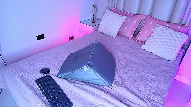 alanarose18 online show from February 2, 7:12 pm