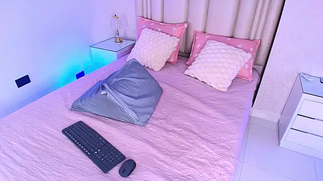 alanarose18 online show from February 20, 7:25 pm