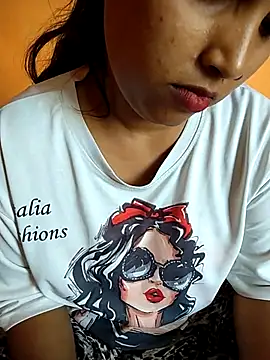 Snapshot of Sexy_Divya__ chatting on April 23, 4:35 am Sexy Divya online show from April 23, 4:35 am