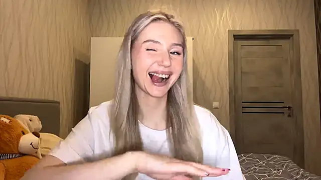 MoonlitCrystalia online show from November 8, 4:40 pm