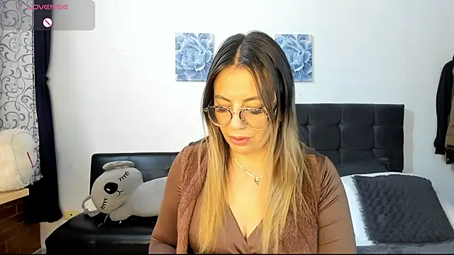 ariannawil online show from February 12, 12:27 am