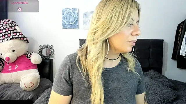 ariannawil online show from April 8, 5:35 pm