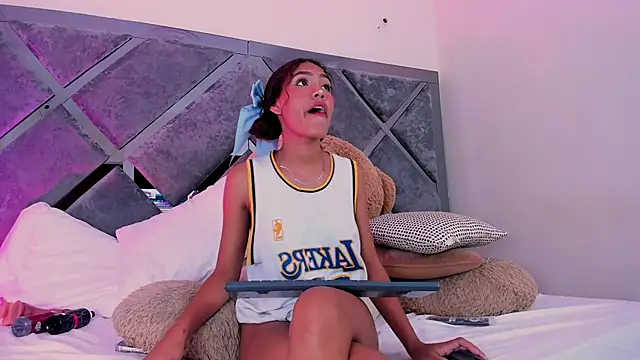 Snapshot of luciagray1 chatting on December 3, 12:40 am luciagray1 online show from December 3, 12:40 am