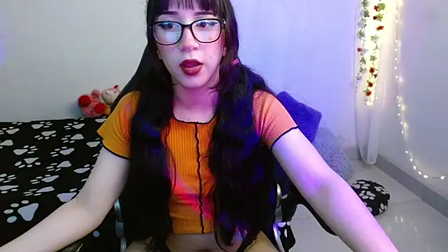 Snapshot of violetasweettt chatting on November 11, 12:32 am violetasweettt online show from November 11, 12:32 am