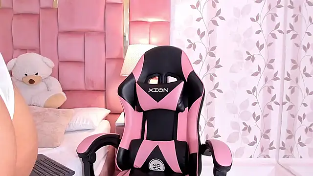 Snapshot of EllaEvanz chatting on January 17, 8:23 pm EllaEvanz online show from January 17, 8:23 pm