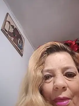 Snapshot of karlaanqui1 chatting on December 21, 10:44 am karlaanqui1 online show from December 21, 10:44 am