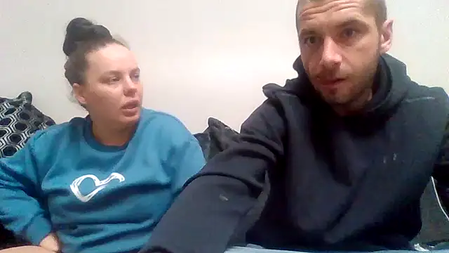 Snapshot of Kinkycouple142 chatting on April 10, 7:29 pm Kinkycouple142 online show from April 10, 7:29 pm