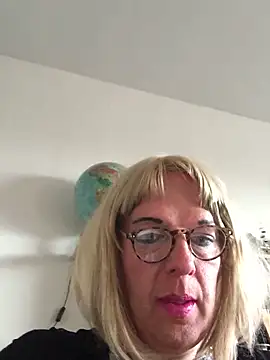 simone xdressing online show from April 19, 5:45 pm