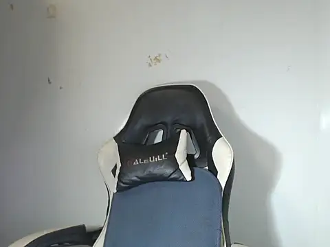 Snapshot of andy_cummy27 chatting on December 5, 1:31 pm andy cummy27 online show from December 5, 1:31 pm