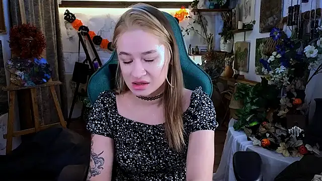 Snapshot of LeilaUvrays chatting on November 15, 8:27 pm LeilaUvrays online show from November 15, 8:27 pm