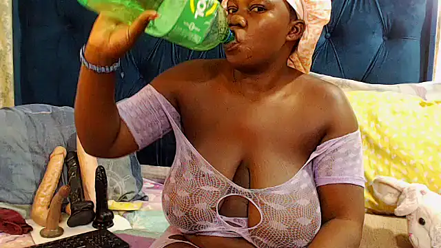 Snapshot of DarkCherryx chatting on February 15, 9:52 am DarkCherryx online show from February 15, 9:52 am