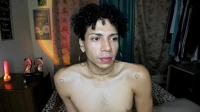 Snapshot of Angel_White25 chatting on June 15, 6:37 am Angel White25 online show from June 15, 6:37 am