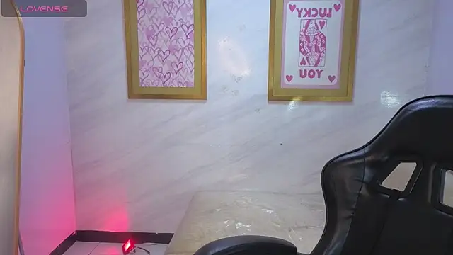 Snapshot of Violetta_jhonson_a chatting on June 18, 9:14 am Violetta jhonson a online show from June 18, 9:14 am