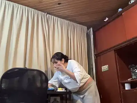 Snapshot of Dreana chatting on February 1, 1:48 am Dreana online show from February 1, 1:48 am