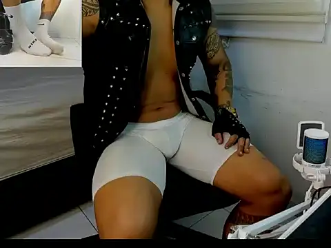 Snapshot of master_leather chatting on February 13, 3:24 am master leather online show from February 13, 3:24 am