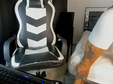 Snapshot of master_leather chatting on February 22, 9:24 pm master leather online show from February 22, 9:24 pm