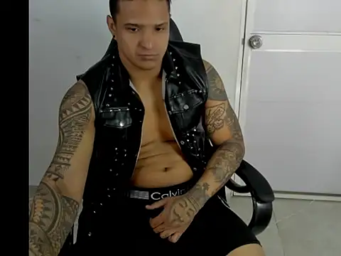 Snapshot of master_leather chatting on March 3, 3:45 am master leather online show from March 3, 3:45 am