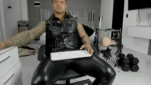 Snapshot of master_leather chatting on June 10, 4:56 am master leather online show from June 10, 4:56 am