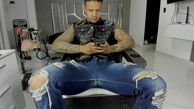 Snapshot of master_leather chatting on June 20, 1:30 am master leather online show from June 20, 1:30 am