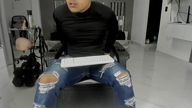 Snapshot of master_leather chatting on June 25, 5:12 am master leather online show from June 25, 5:12 am