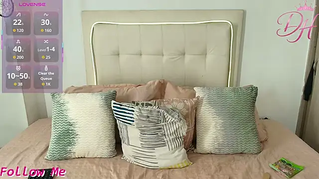 Snapshot of Daphne_Hills chatting on April 12, 5:40 pm Daphne Hills online show from April 12, 5:40 pm