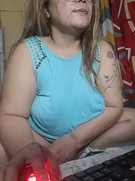 Snapshot of loriepinay46 chatting on July 28, 8:52 pm loriepinay46 online show from July 28, 8:52 pm
