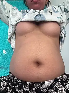 Snapshot of isha_sharma2002 chatting on March 27, 8:59 am isha sharma2002 online show from March 27, 8:59 am