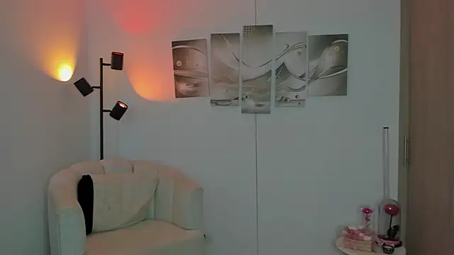 Snapshot of haileyflorez_ chatting on February 17, 5:19 pm haileyflorez online show from February 17, 5:19 pm