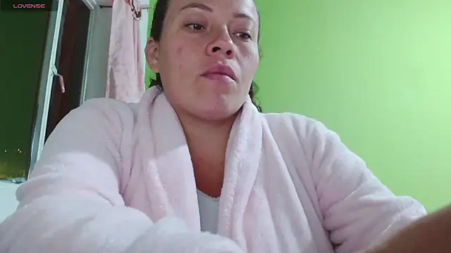 Snapshot of Rouse_hot_ chatting on June 6, 2:05 am Rouse hot online show from June 6, 2:05 am