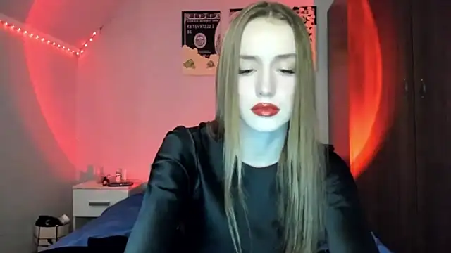 Snapshot of tinyglow chatting on February 6, 11:19 pm tinyglow online show from February 6, 11:19 pm