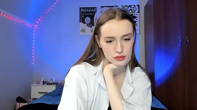 Snapshot of tinyglow chatting on February 18, 9:00 pm tinyglow online show from February 18, 9:00 pm