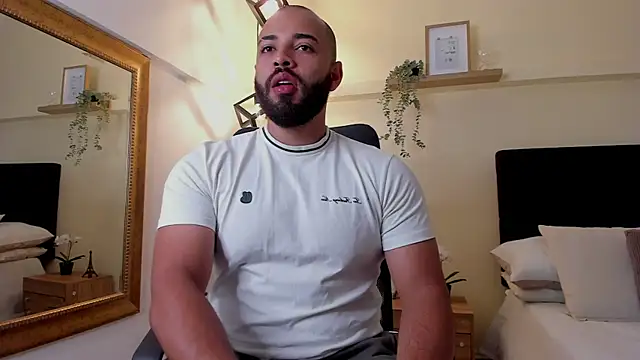 Snapshot of Chris_Varden chatting on May 21, 3:35 am Chris Varden online show from May 21, 3:35 am