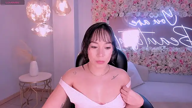 Snapshot of ZaraKafruni chatting on February 16, 12:40 am ZaraKafruni online show from February 16, 12:40 am