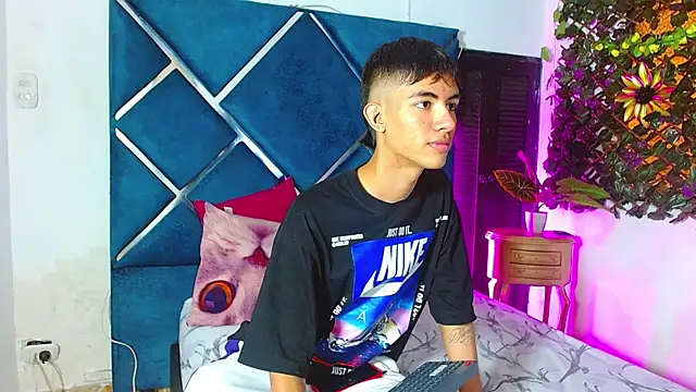 Snapshot of JamesConnor001 chatting on November 17, 7:19 pm JamesConnor001 online show from November 17, 7:19 pm