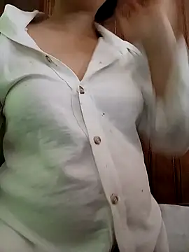 Snapshot of ChezyBaby chatting on December 1, 5:56 am ChezyBaby online show from December 1, 5:56 am