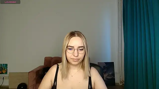 HillaryWong online show from November 17, 6:52 am