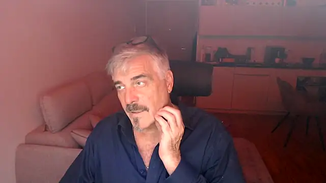 Buidapest online show from December 18, 9:32 pm