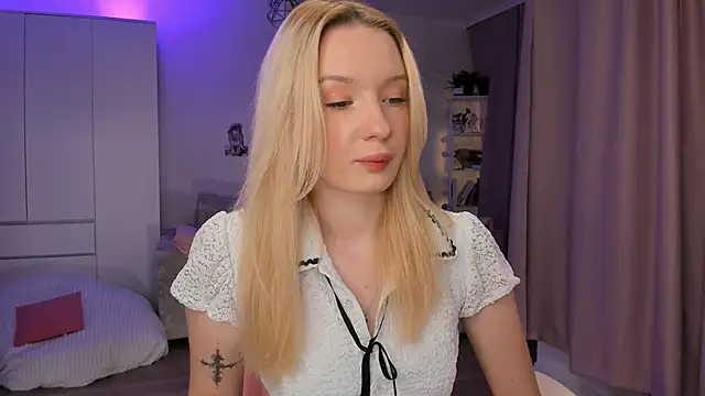 Tiffany Paw online show from December 2, 3:23 am