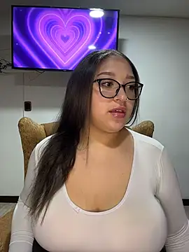 Snapshot of Whitneyy chatting on November 17, 3:34 am Whitneyy online show from November 17, 3:34 am