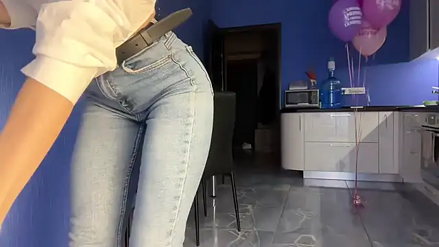 Snapshot of Jolienne chatting on December 5, 4:14 pm Jolienne online show from December 5, 4:14 pm