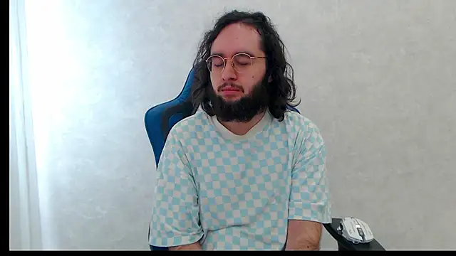 Snapshot of eren_jaeger2000 chatting on June 2, 2:46 am eren jaeger2000 online show from June 2, 2:46 am