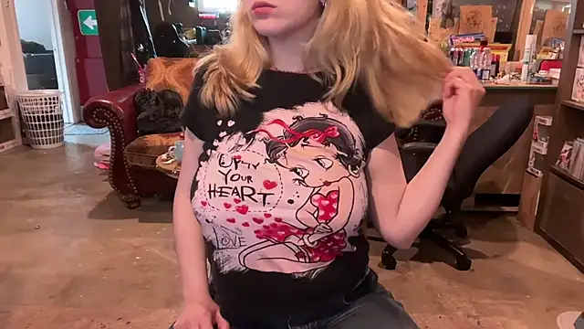 Snapshot of chaton_blanche chatting on March 5, 7:32 pm chaton blanche online show from March 5, 7:32 pm