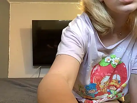 Snapshot of chaton_blanche chatting on April 27, 7:12 pm chaton blanche online show from April 27, 7:12 pm