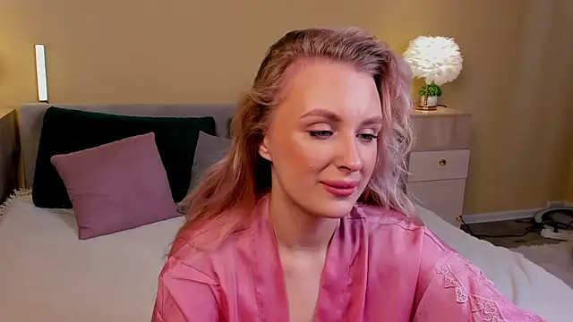 Snapshot of KiraRuiz chatting on February 6, 9:23 am KiraRuiz online show from February 6, 9:23 am