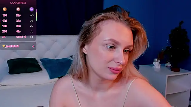 Snapshot of KiraRuiz chatting on February 12, 1:33 am KiraRuiz online show from February 12, 1:33 am