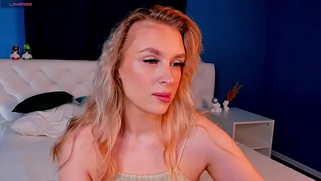 Snapshot of KiraRuiz chatting on February 24, 1:03 am KiraRuiz online show from February 24, 1:03 am